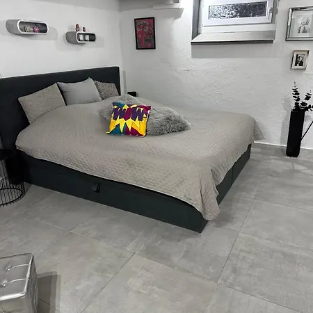 Gemuetliches Kellerzimmer + Bad 民宿 *