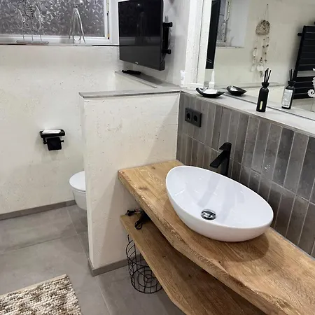 Gemuetliches Kellerzimmer + Bad