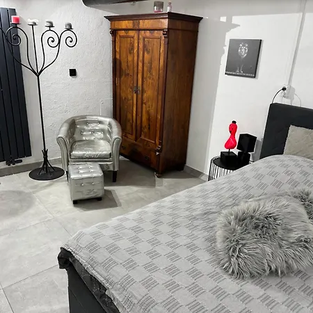 בית אירוח Gemuetliches Kellerzimmer + Bad בוכולט