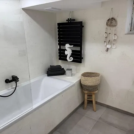 Gemuetliches Kellerzimmer + Bad * 博霍尔特