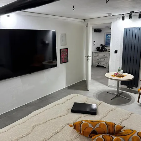 Gemuetliches Kellerzimmer + Bad