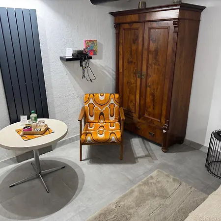 Gemuetliches Kellerzimmer + Bad 博霍尔特