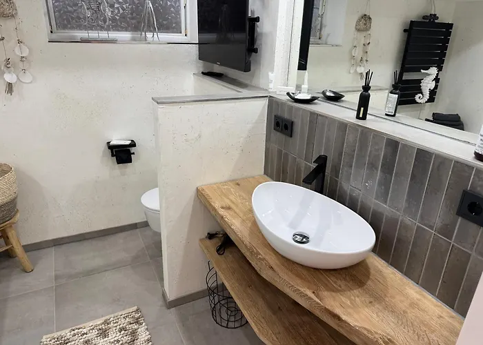 Gemuetliches Kellerzimmer + Bad