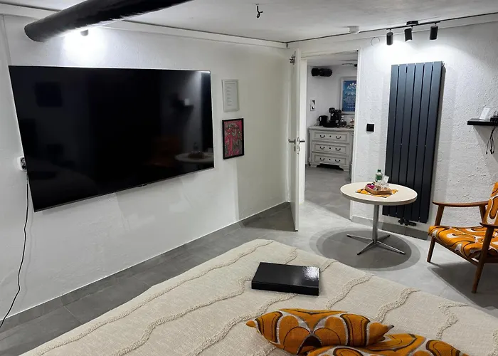 Gemuetliches Kellerzimmer + Bad