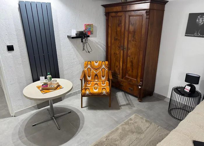 Gemuetliches Kellerzimmer + Bad ボホルト